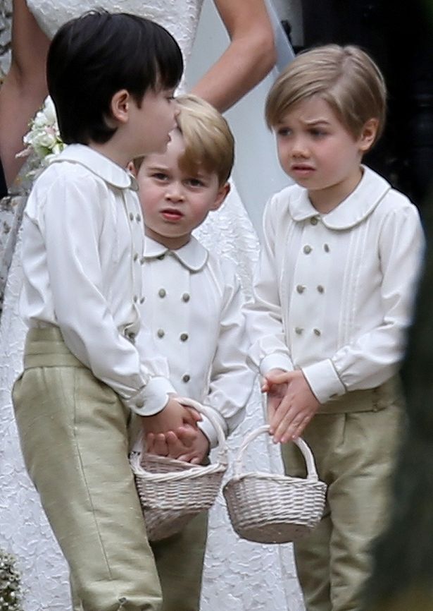 【写真を見る】結婚式でページボーイに！不安げだったころのジョージ王子の表情が可愛い