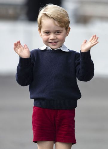 ジョージ王子、ブロンドで超ハンサムなのに短パンのせいで脚が…？