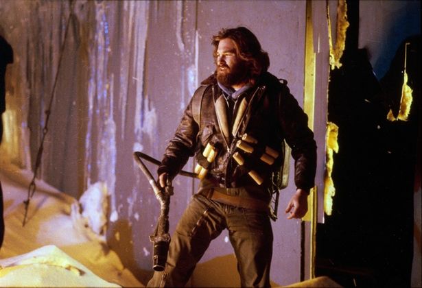 『ニューヨーク1997』(81)などジョン・カーペンター監督作品に多数出演しているカート・ラッセルが宇宙生物に立ち向かうヘリ操縦士を演じる(『遊星からの物体X』)