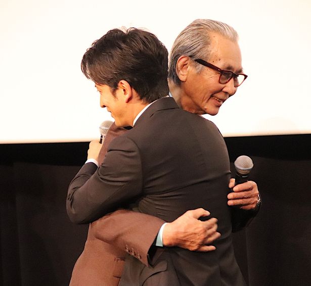 【写真を見る】岡田准一、木村大作監督と熱い抱擁！
