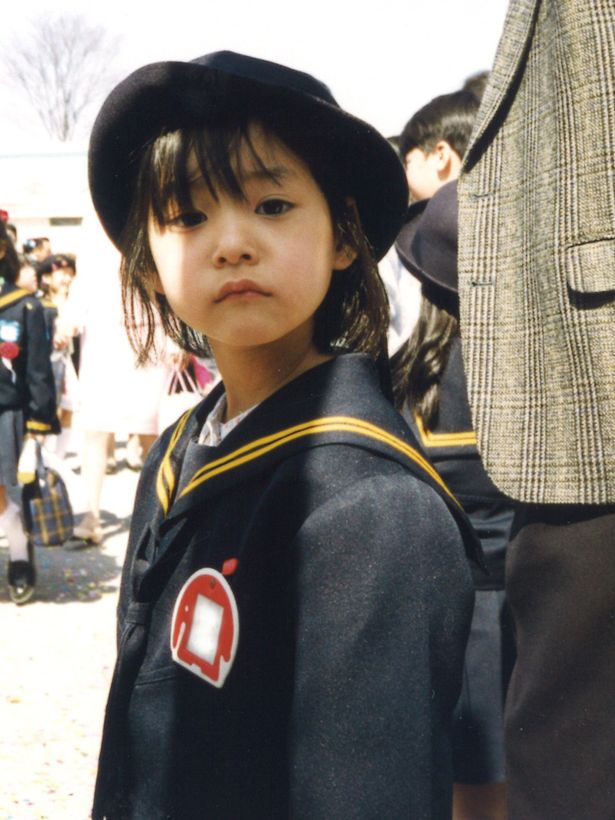 新木優子の幼稚園当時の写真に、吉沢亮も「かわいいな」