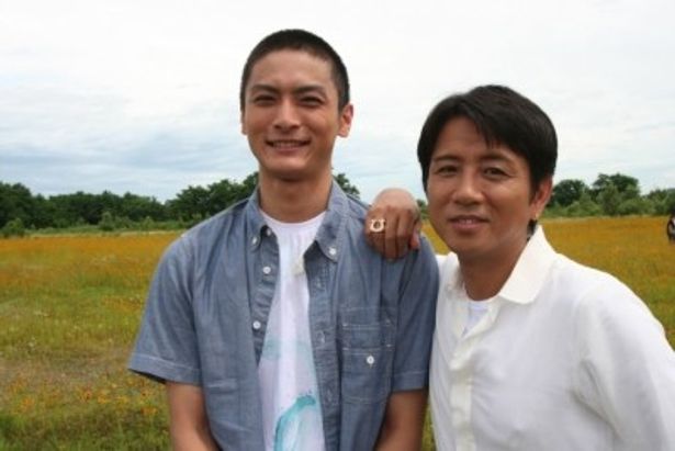 藤井フミヤの新曲「今、君に言っておこう」のミュージックビデオで共演した高良健吾
