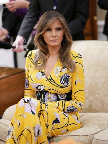 メラニア米大統領夫人、初の単独外遊は訪問国にインスパイアされた装いで！