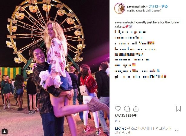 【写真を見る】シュワちゃんにそっくり！ミス・マリブの恋人と笑顔で写真を撮る隠し子のジョセフ