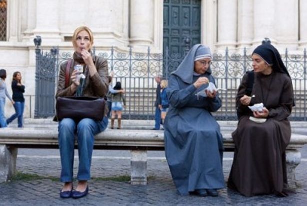 イタリアで修道女と並んでアイスをほお張る