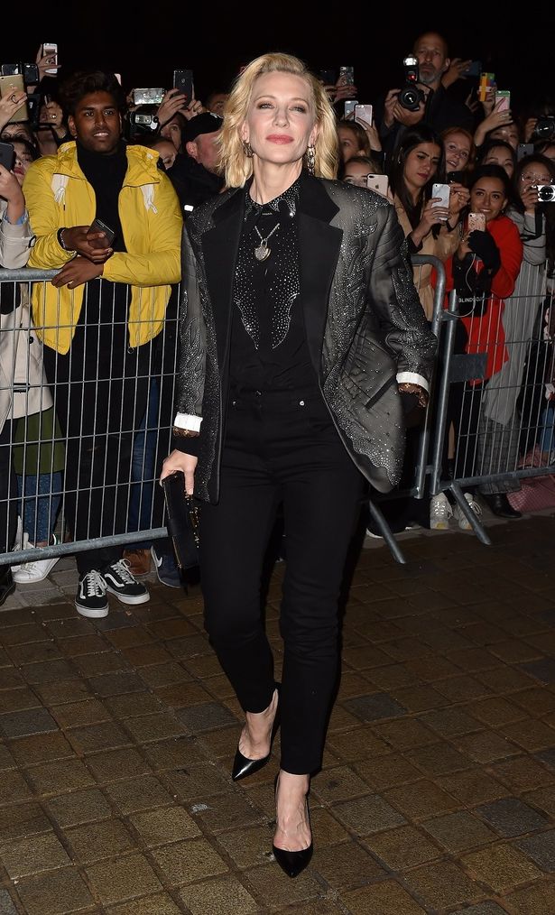 【写真を見る】ケイト・ブランシェットの80年代風スーツはダサい？それともカッコいい？