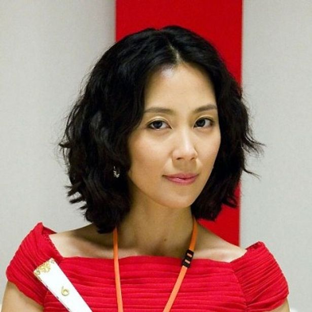 知的な元女医、山崎を演じる木村佳乃