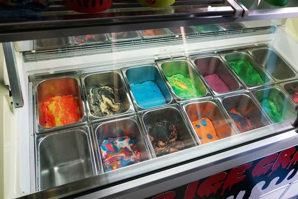 【写真を見る】某アイスチェーンをパクった!?毒々しい色合いが強烈な“13アイスクリーム”って？