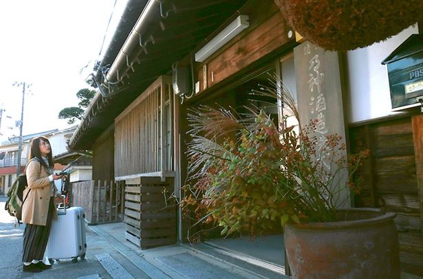 日本酒嫌いだった詩織は実習のため渋々、広島県にある酒蔵へやってくる(『恋のしずく』) 