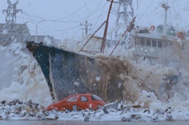 【写真】台風の壮絶な威力に、船も陸まで乗り上げてしまった