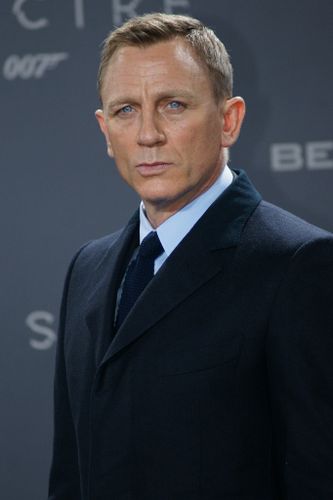 50歳でパパになった「007」俳優、育児疲れで髪ボーボーのやつれ顔に！