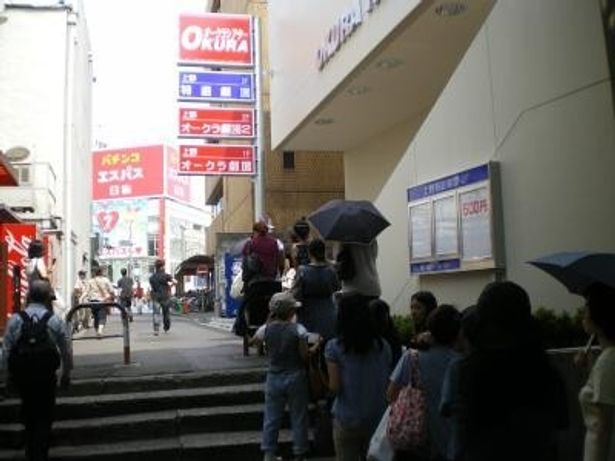 上野オークラ劇場で8月1日に行われた女性限定上映会。若い女性で長蛇の列ができた