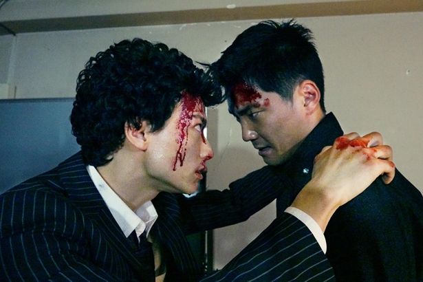 『新宿パンチ』では主人公が一目ぼれするガールズバーの暴力的な店員を演じ、血まみれになるシーンも