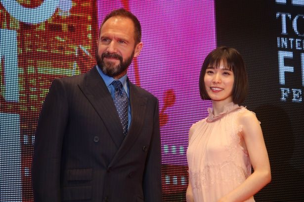 『ホワイト・クロウ』の監督として来日したレイフ・ファインズと松岡茉優