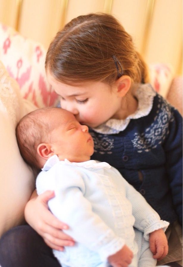 【写真を見る】絵画のような美しさ！5月、生後すぐのルイ王子にキスをする姉シャーロット王女