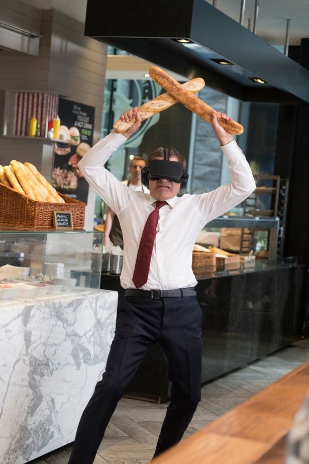 初VRに熱中しすぎてフランスパンを両手にパン屋で大暴れするジョニー！