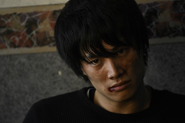 鈴木伸之演じるテツオは、自分を刑務所送りにしたやくざに復讐を企てる…