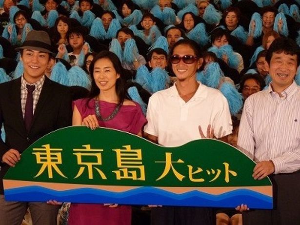 『東京島』初日舞台挨拶で左から、福士誠治、木村多江、窪塚洋介、篠崎誠監督