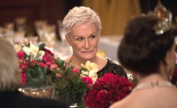 ノーベル賞授賞式後の晩餐会にて、複雑な表情を浮かべる妻ジョーン(グレン・クローズ)