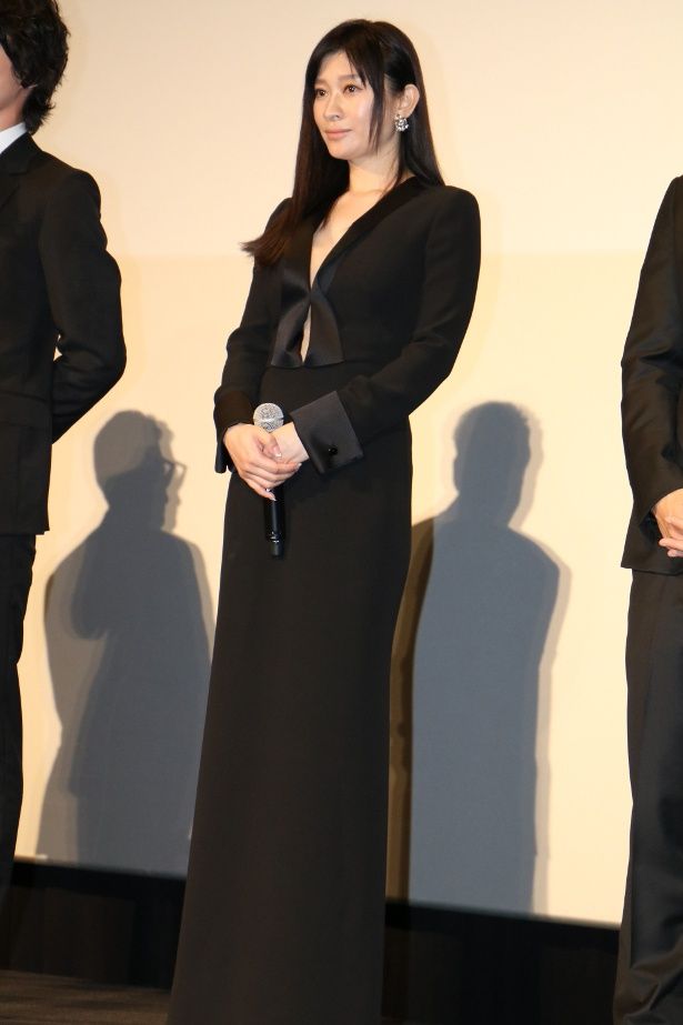 【写真を見る】篠原涼子、胸元が大きく開いたロングドレスの全身ショット