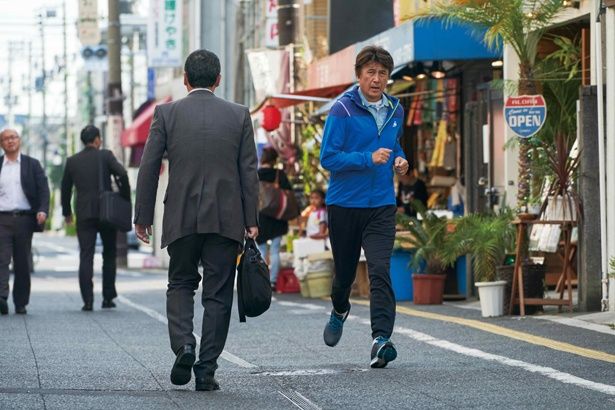 行き交うサラリーマンたちをすり抜けて軽快にランニング