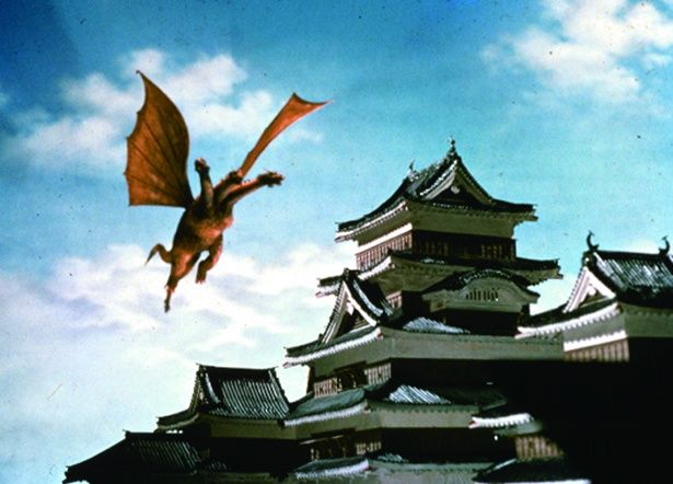 キングギドラが松本城を襲う！(『三大怪獣　地球最大の決戦』)