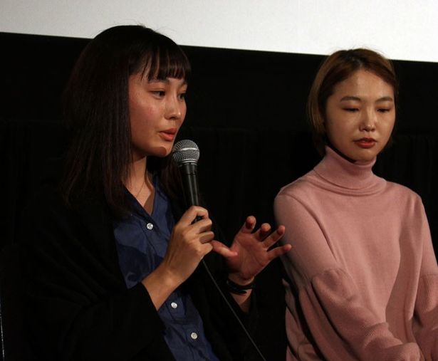 松本花奈監督(写真左)の『愛はどこにも消えない』でヒロインを務めたのは橋本愛
