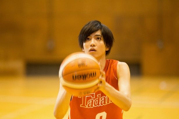 バスケットボールの強豪校からT校に編入してきた田所陽一(志尊淳)
