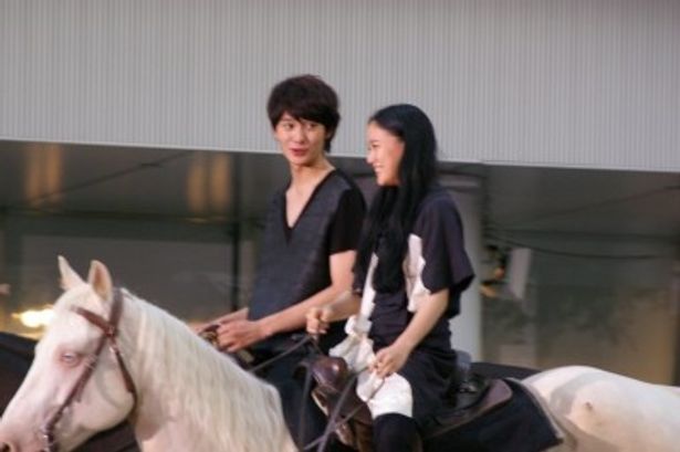 【写真】劇中の馬に乗って登場した岡田将生と蒼井優