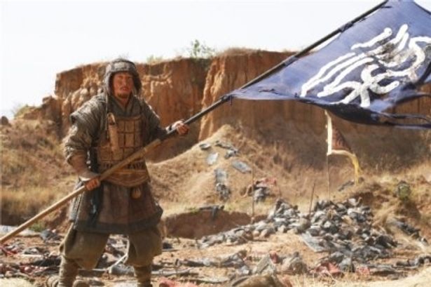 【写真】激しい戦いをずる賢く生き延びた“梁”の兵士を演じるジャッキー・チェン