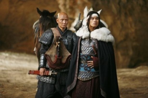 韓国の俳優ユ・スンジュン(右)が“衛”の捜索隊を率い、将軍の命を狙う