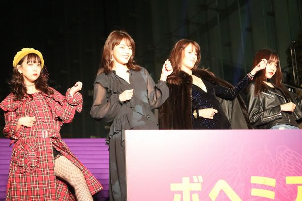 クイーンが大好きなモデルたち。左から平松可奈子、松山亜那、菊川リサ、保崎麗