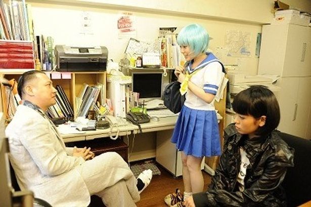 【写真をもっと見る】コスプレ女優ルルに扮した安井紀絵。セーラー服姿もチャーミング！