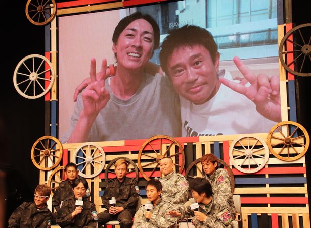 【写真を見る】いい笑顔！浜田雅功と矢部浩之、食事の席で肩を抱いてニッコリ！