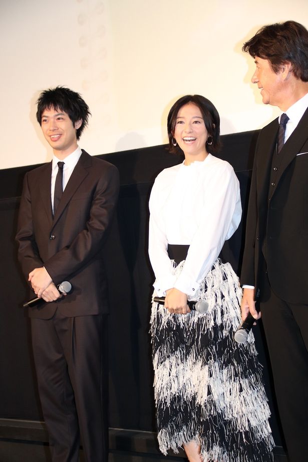 【写真を見る】木村文乃、フリンジ揺れる黒×白のスカートがキュート！