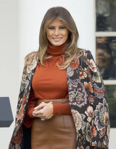 おしゃれすぎ！メラニア米大統領夫人、グレンチェックのコートとブーツでパリに降臨