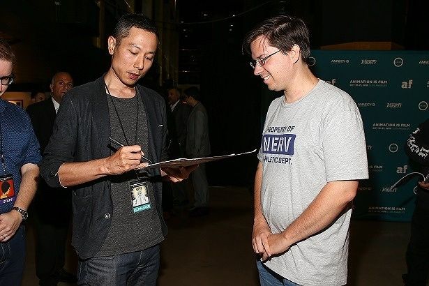 【写真を見る】ファンにサインをする西村プロデューサー