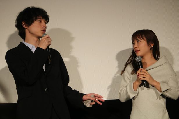 劇中でカップルを演じた坂口健太郎と川栄李奈