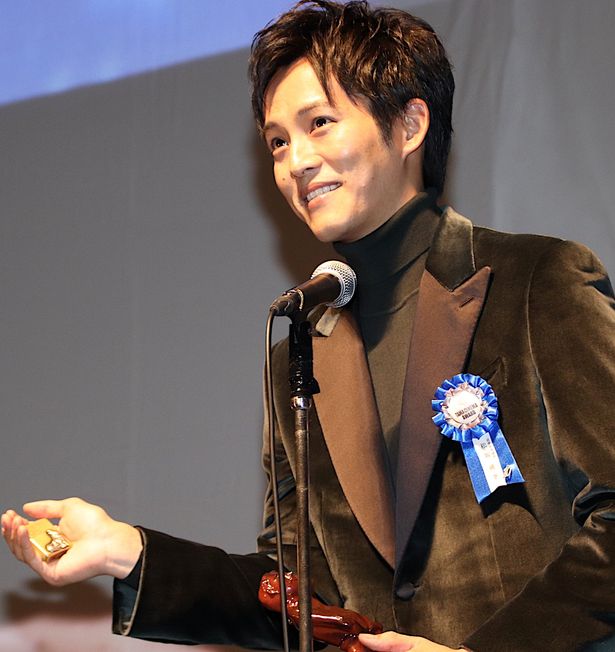松坂桃李、第10回TAMA映画賞で最優秀男優賞を受賞！役所広司からもらったライターと共に登壇