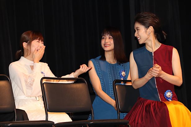 【写真を見る】親友の松岡茉優＆伊藤沙莉、ステージ上で笑顔！
