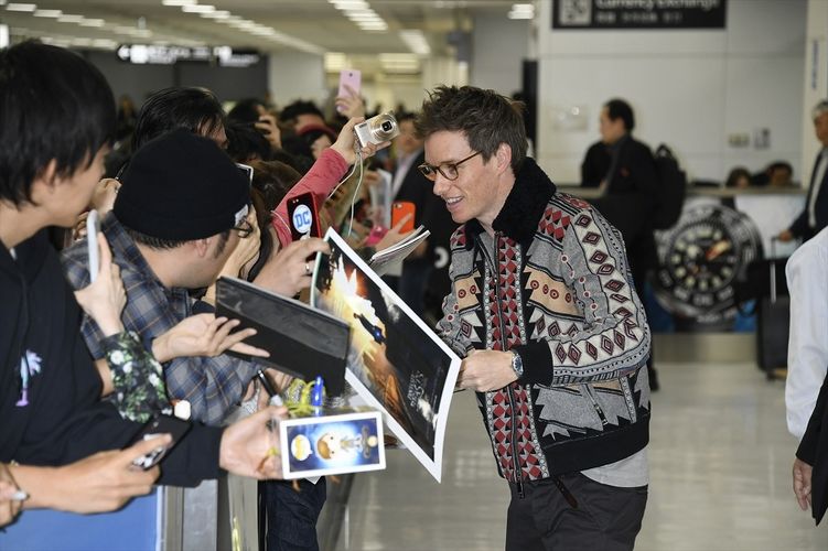 エディ・レッドメインら“ファンタビ”キャストが成田空港に到着！「サイン、もらえました！」とファン歓喜
