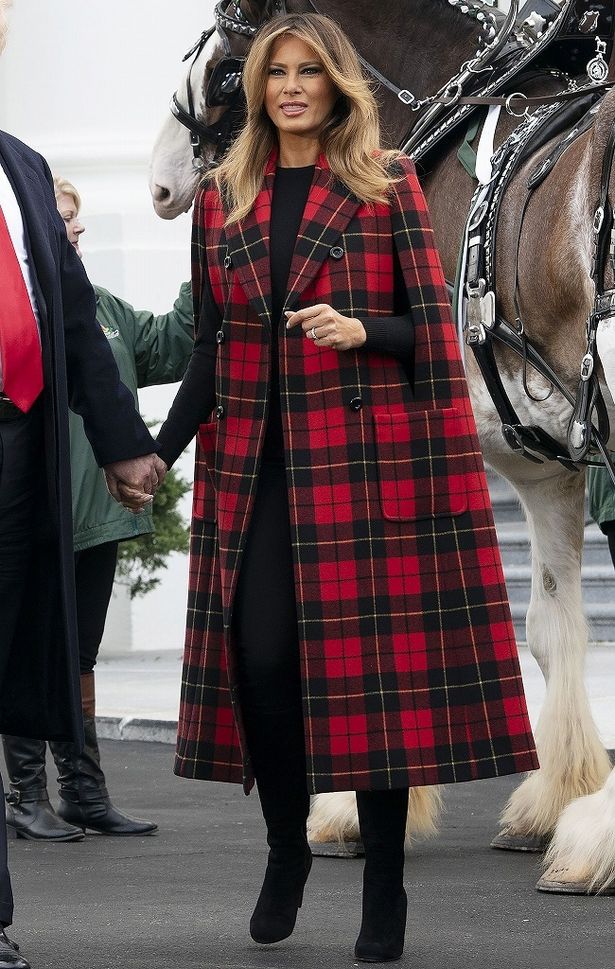 【写真を見る】クリスマスムード満載！赤地に黒のケープコートを着用したメラニア夫人