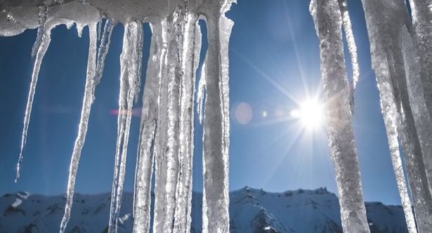 太陽の光で輝く巨大な氷柱