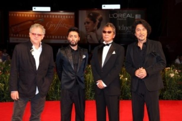 レッドカーペットにて、左から、ジェレミー・トーマス、山田孝之、三池崇史監督、役所広司