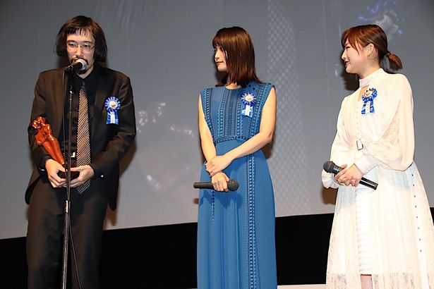 11月17日に行われたTAMA映画賞受賞式に登壇した今泉監督と深川麻衣、伊藤沙莉
