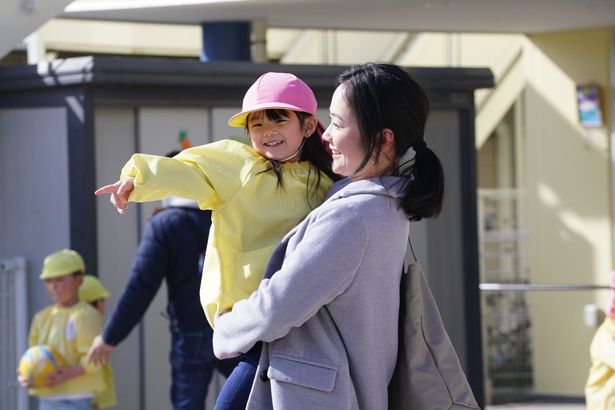 母親として幸せいっぱいに見える香奈(黒木華)