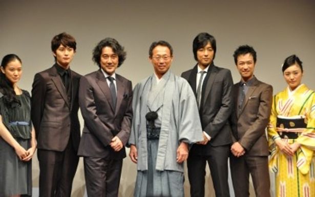 左から、蒼井優、岡田将生、役所広司、岡田武史氏、大沢たかお、堺雅人、仲間由紀恵