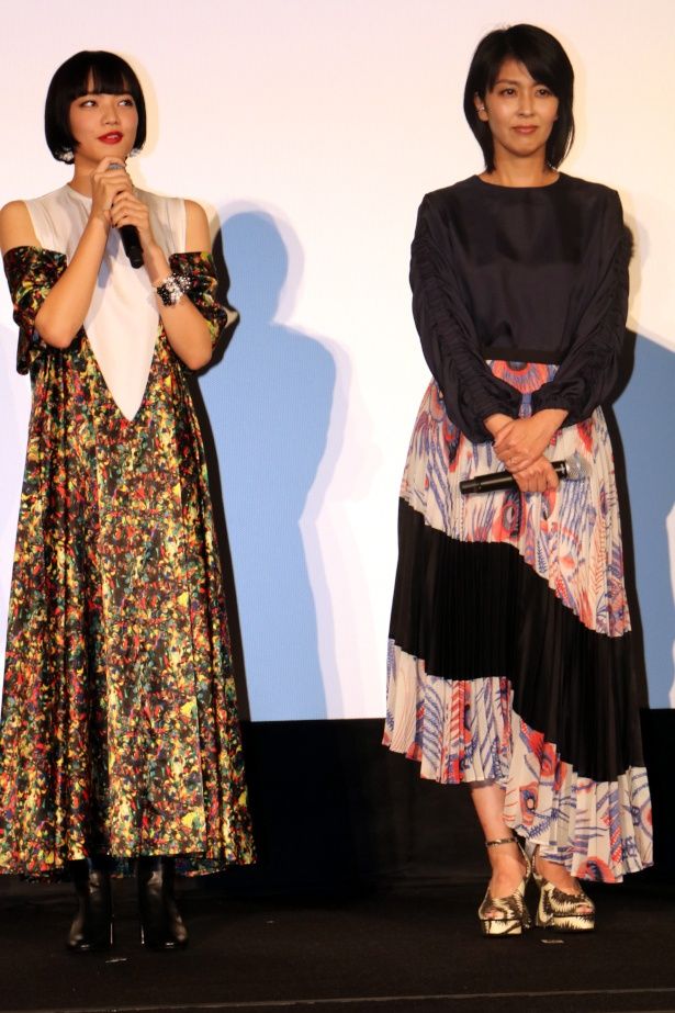 【写真を見る】小松菜奈と松たか子、個性派ドレスの全身ショット