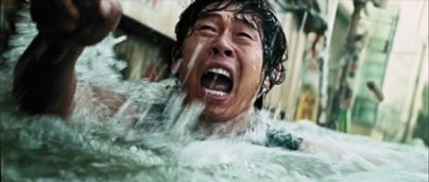【写真】ソル・ギョングは全身ずぶ濡れになりながら迫真の演技を披露