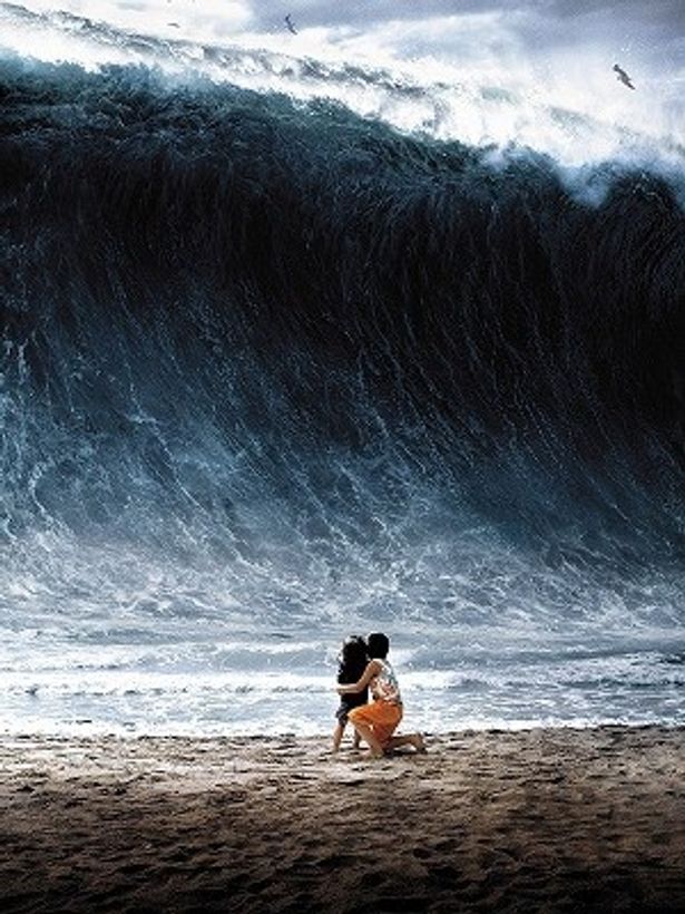 行楽客でにぎわうビーチを突如“メガ津波”が襲う